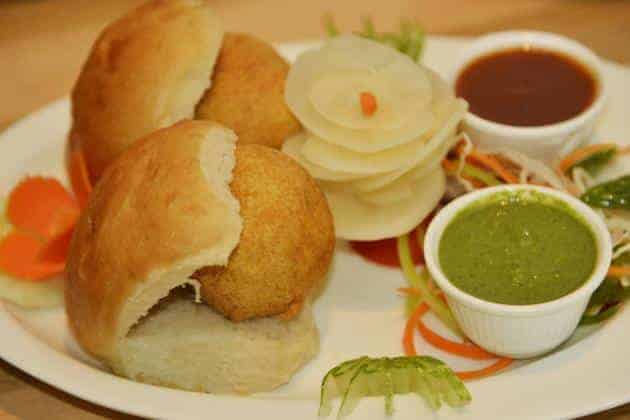 6 Must Try Indian Foods While Travelling to India in Monsoon - Vada Pav  