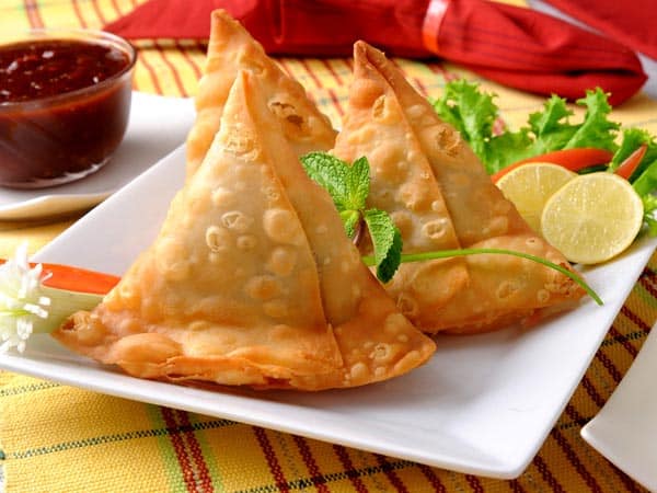 6 Must Try Indian Foods While Travelling to India in Monsoon - The Singhara or Samosa