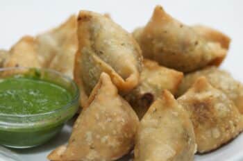 5 foods that you crave for on a rainy day - Samosa