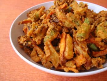 5 foods that you crave for on a rainy day - Pakoda or Pakora