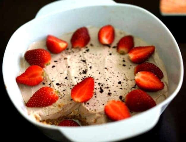 Crunchy Digestive Biscuit Pudding Strawberry On Top - Plattershare - Recipes, food stories and food lovers