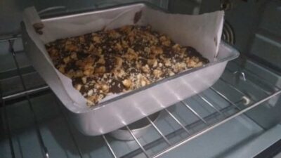 Deeply Delicious Dark Chocolate Brownies with Molasses and Walnuts - Plattershare - Recipes, food stories and food lovers Dark Chocolate Brownies with Molasses and Walnuts in a baking dish.