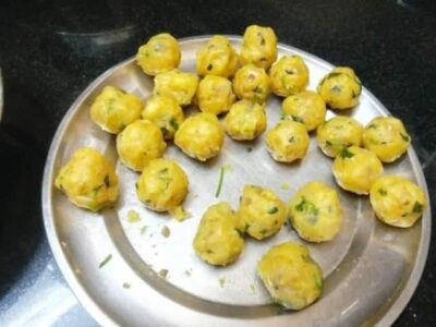 Crispy Aloo Bonda: Spicy Potato Fritters with Coconut Chutney - Plattershare - Recipes, food stories and food lovers Crispy Aloo Bonda: Spicy Potato Fritters with Coconut Chutney - Plattershare - Recipes, food stories and food lovers