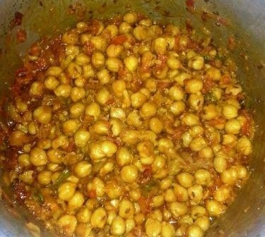 Crispy Aloo Tikki Chole: The Ultimate Indian Street Food at Home - Plattershare - Recipes, food stories and food lovers Crispy Aloo Tikki Chole: The Ultimate Indian Street Food at Home - Plattershare - Recipes, food stories and food lovers