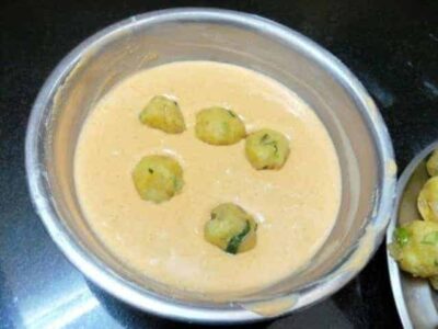 Crispy Aloo Bonda: Spicy Potato Fritters with Coconut Chutney - Plattershare - Recipes, food stories and food lovers Crispy Aloo Bonda: Spicy Potato Fritters with Coconut Chutney - Plattershare - Recipes, food stories and food lovers