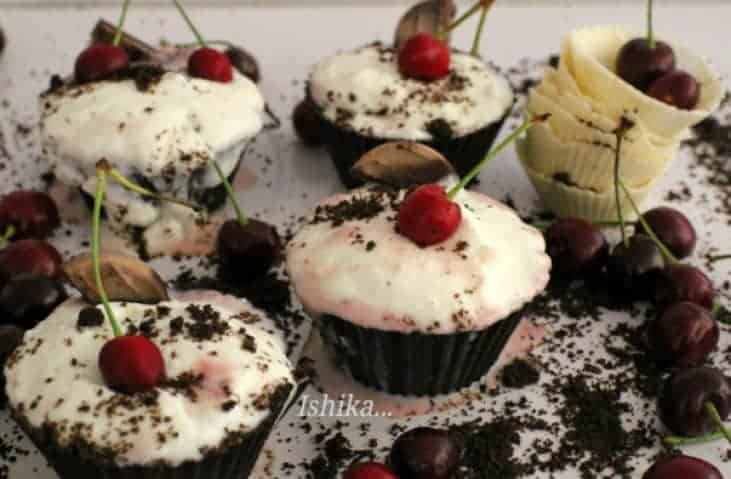 Edible Chocolate Cups With Layers Of Strawberry Cream-Cheese Mousse And Cream-Cheese Ice-Cream - Plattershare - Recipes, food stories and food lovers