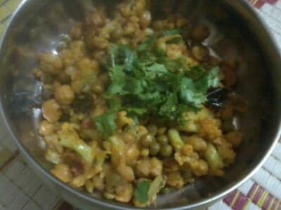 Cauliflower With Kabuli Chana & Green Vatana (Peas) - Plattershare - Recipes, food stories and food lovers
