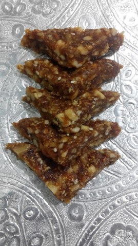 Figs (Anjeer) & Dry Fruits Burfi - Plattershare - Recipes, food stories and food enthusiasts