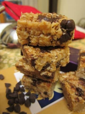Peanut Butter And Flax Oat Squares With Chocolate Chips - Plattershare - Recipes, food stories and food lovers