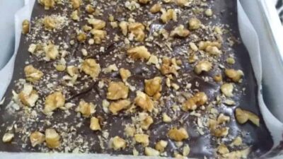 Deeply Delicious Dark Chocolate Brownies with Molasses and Walnuts - Plattershare - Recipes, food stories and food lovers Dark chocolate brownies topped with walnuts and a hint of molasses for rich flavor.