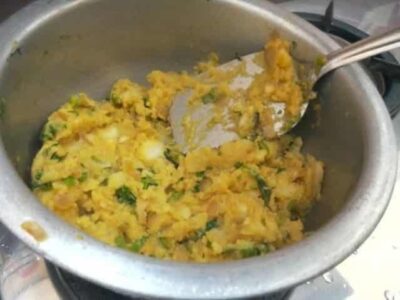 Crispy Aloo Bonda: Spicy Potato Fritters with Coconut Chutney - Plattershare - Recipes, food stories and food lovers Crispy Aloo Bonda: Spicy Potato Fritters with Coconut Chutney - Plattershare - Recipes, food stories and food lovers