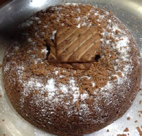 सीधा कुकर में बनाएं सबसे आसान Parle G biscuit ka Cake | चॉकलेट केक |  birthday cake | Chocolate Cake - YouTube