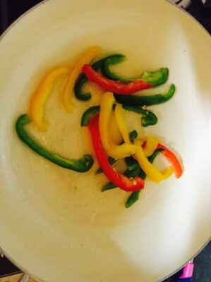 20-Minute Whole Wheat Pesto Pasta with Sautéed Bell Peppers - Plattershare - Recipes, food stories and food lovers 20-Minute Whole Wheat Pesto Pasta with Sautéed Bell Peppers - Plattershare - Recipes, food stories and food lovers