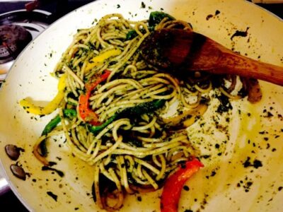 20-Minute Whole Wheat Pesto Pasta with Sautéed Bell Peppers - Plattershare - Recipes, food stories and food lovers 20-Minute Whole Wheat Pesto Pasta with Sautéed Bell Peppers - Plattershare - Recipes, food stories and food lovers