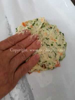 Crispy Vegetable Akki Roti: A Flavorful Gluten-Free Flatbread - Plattershare - Recipes, food stories and food lovers Crispy Vegetable Akki Roti: A Flavorful Gluten-Free Flatbread - Plattershare - Recipes, food stories and food lovers
