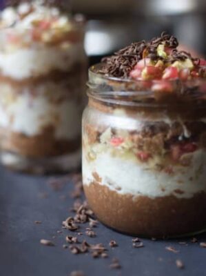 Decadent Chocolate Overnight Oats Parfait: A Healthy Make-Ahead Breakfast - Plattershare - Recipes, food stories and food lovers Decadent Chocolate Overnight Oats Parfait: A Healthy Make-Ahead Breakfast - Plattershare - Recipes, food stories and food lovers
