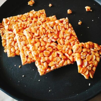 Crunchy Peanut Chikki: A Simple Indian Treat for Makar Sankranti - Plattershare - Recipes, food stories and food lovers Crunchy Peanut Chikki: A Simple Indian Treat for Makar Sankranti - Plattershare - Recipes, food stories and food lovers