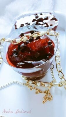 Eggless Chocolate Mousse With Strawberry Jelly Valentines Day - Plattershare - Recipes, food stories and food lovers Eggless Chocolate Mousse With Strawberry Jelly Valentines Day - Plattershare - Recipes, food stories and food lovers