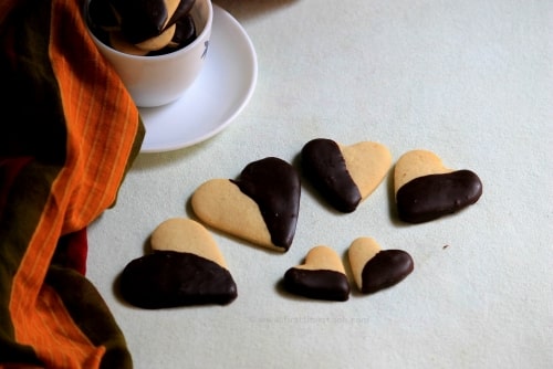 Chocolate Dipped Heart Shape Cinnamon Cookies - Plattershare - Recipes, Food Stories And Food Enthusiasts