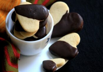 Chocolate Dipped Heart Shape Cinnamon Cookies - Plattershare - Recipes, food stories and food lovers