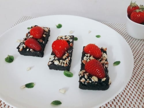 No Bake Chocolate Strawberry Bars Valentines Day - Plattershare - Recipes, food stories and food lovers