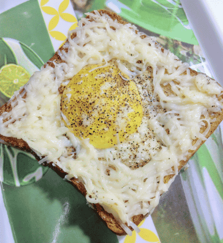 Baked Eggs On A Cheesy Toast - Plattershare - Recipes, food stories and food lovers