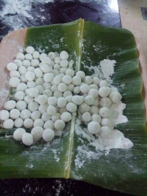 Knanaya Pidiyum Kozhiyum: Authentic Kerala Rice Dumplings with Chicken Curry - Plattershare - Recipes, food stories and food lovers Knanaya Pidiyum Kozhiyum: Authentic Kerala Rice Dumplings with Chicken Curry - Plattershare - Recipes, food stories and food lovers