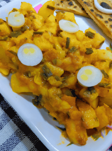 Lehsuni Aloo: Flavorful Indian Potato Dish with Green Garlic - Plattershare - Recipes, food stories and food lovers Lehsuni Aloo: Flavorful Indian Potato Dish with Green Garlic - Plattershare - Recipes, food stories and food lovers