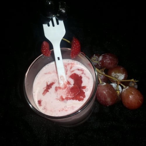 Strawberry Smoothie - Plattershare - Recipes, food stories and food lovers