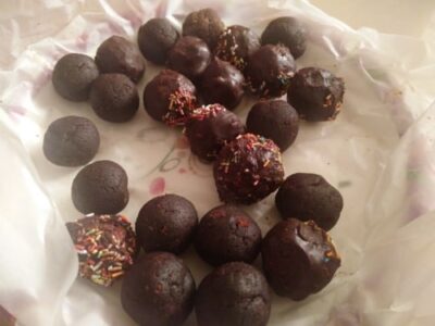 Delectable Chocolate Cake Pops: A Fun & Easy Treat for Kids - Plattershare - Recipes, food stories and food lovers Delectable Chocolate Cake Pops: A Fun & Easy Treat for Kids - Plattershare - Recipes, food stories and food lovers