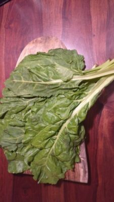 Crispy Swiss Chard Chips: A Surprisingly Delicious and Healthy Snack - Plattershare - Recipes, food stories and food lovers Crispy Swiss Chard Chips: A Surprisingly Delicious and Healthy Snack - Plattershare - Recipes, food stories and food lovers