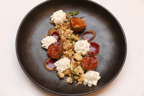 Grilled Figs With Almond Crumble And Vanila Mousse - Plattershare - Recipes, food stories and food enthusiasts