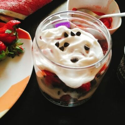 Healthy Eggless Strawberry Black Forest Cake Jars - Plattershare - Recipes, food stories and food lovers Healthy Eggless Strawberry Black Forest Cake Jars - Plattershare - Recipes, food stories and food lovers