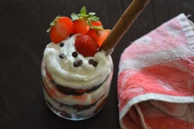 Healthy Eggless Strawberry Black Forest Cake Jars - Plattershare - Recipes, food stories and food lovers Healthy Eggless Strawberry Black Forest Cake Jars - Plattershare - Recipes, food stories and food lovers