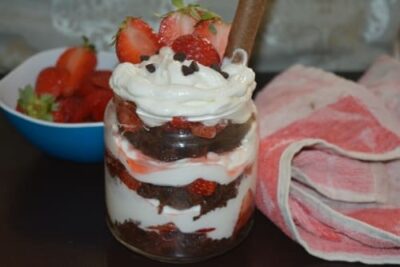 Healthy Eggless Strawberry Black Forest Cake Jars - Plattershare - Recipes, food stories and food lovers Healthy Eggless Strawberry Black Forest Cake Jars - Plattershare - Recipes, food stories and food lovers