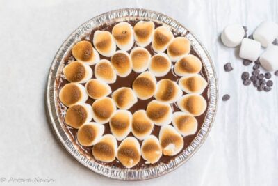 Decadent S'mores Chocolate Pie with Gingersnap Crust - Plattershare - Recipes, food stories and food lovers Decadent S'mores Chocolate Pie with Gingersnap Crust - Plattershare - Recipes, food stories and food lovers