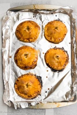 Irresistible Baked Apple Hand Pies with a Flaky Crust - Plattershare - Recipes, food stories and food lovers Irresistible Baked Apple Hand Pies with a Flaky Crust - Plattershare - Recipes, food stories and food lovers