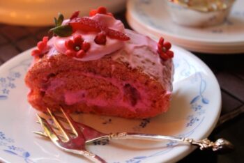 Strawberry And Pomegranate Swiss Roll - Plattershare - Recipes, food stories and food lovers