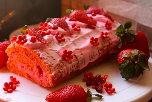 Strawberry And Pomegranate Swiss Roll - Plattershare - Recipes, Food Stories And Food Enthusiasts