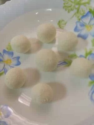 Authentic Rasgulla: Spongy, Sweet Cheese Dumplings in Saffron Syrup - Plattershare - Recipes, food stories and food lovers Authentic Rasgulla: Spongy, Sweet Cheese Dumplings in Saffron Syrup - Plattershare - Recipes, food stories and food lovers