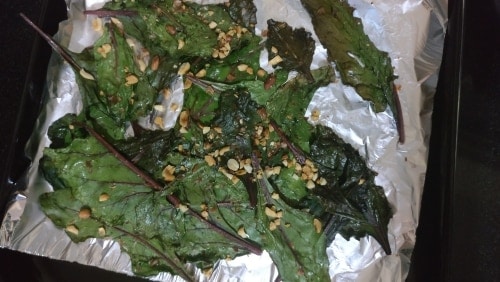 Crispy Beet Green Chips with Roasted Peanuts - Plattershare - Recipes, food stories and food lovers Crispy Beet Green Chips with Roasted Peanuts - Plattershare - Recipes, food stories and food lovers