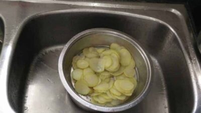 Crispy Air Fryer Potato Chips: A Healthier Homemade Snack - Plattershare - Recipes, food stories and food lovers Freshly sliced potatoes in a bowl ready for air frying.