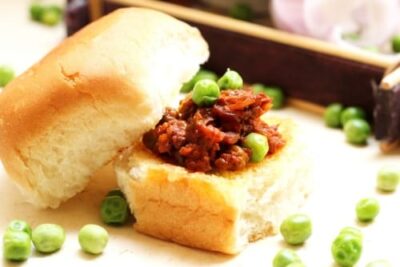 Authentic Parsi Kheema Pav: A Flavorful Minced Meat Delight - Plattershare - Recipes, food stories and food lovers Authentic Parsi Kheema Pav: A Flavorful Minced Meat Delight - Plattershare - Recipes, food stories and food lovers
