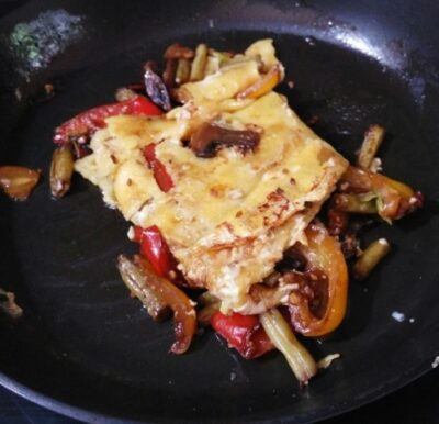 Classic French Omelette with Vibrant Vegetables - Plattershare - Recipes, food stories and food lovers Classic French Omelette with Vibrant Vegetables - Plattershare - Recipes, food stories and food lovers