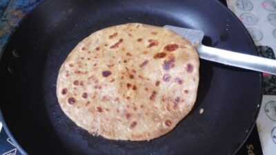 Flavorful Onion Paratha: A Taste of Old Delhi's Parathewali Gali - Plattershare - Recipes, food stories and food lovers Flavorful Onion Paratha: A Taste of Old Delhi's Parathewali Gali - Plattershare - Recipes, food stories and food lovers