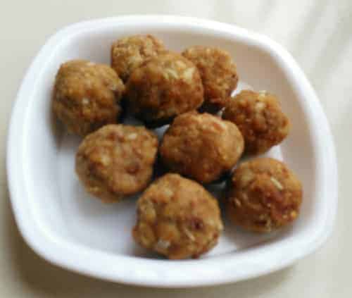 Whole Wheat Laddoo with edible gum - Plattershare - Recipes, food stories and food lovers
