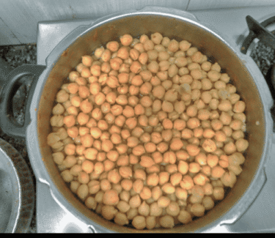 Irresistible Chole Bhature: A Crispy, Flavorful North Indian Delight - Plattershare - Recipes, food stories and food lovers Irresistible Chole Bhature: A Crispy, Flavorful North Indian Delight - Plattershare - Recipes, food stories and food lovers