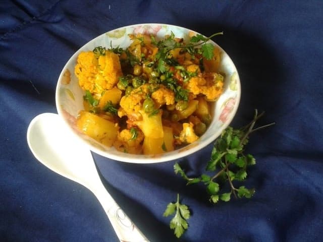 Aloo Gobhi Aur Matar Ki Sabji - Plattershare - Recipes, food stories and food lovers
