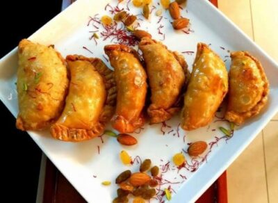 Crispy Golden Gujia: A Festive Indian Sweet Treat - Plattershare - Recipes, food stories and food lovers Crispy Golden Gujia: A Festive Indian Sweet Treat - Plattershare - Recipes, food stories and food lovers