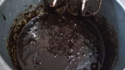 Deeply Delicious Dark Chocolate Brownies with Molasses and Walnuts - Plattershare - Recipes, food stories and food lovers Dark chocolate brownie batter with molasses and walnuts in a baking pan.